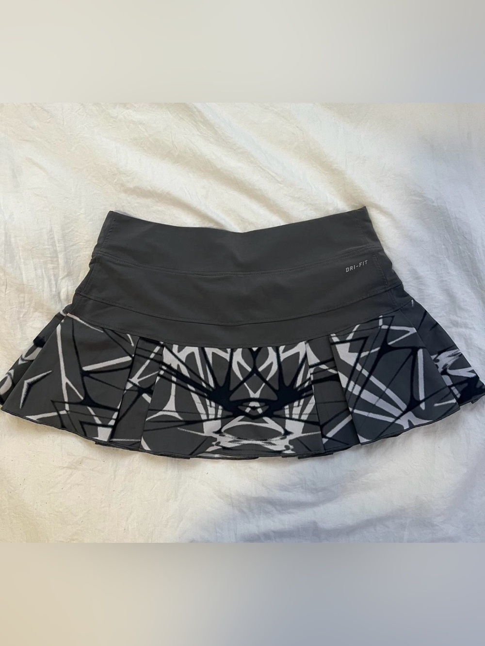 Nike Gray, Black And White Print Wide Pleat Tennis Skirt
